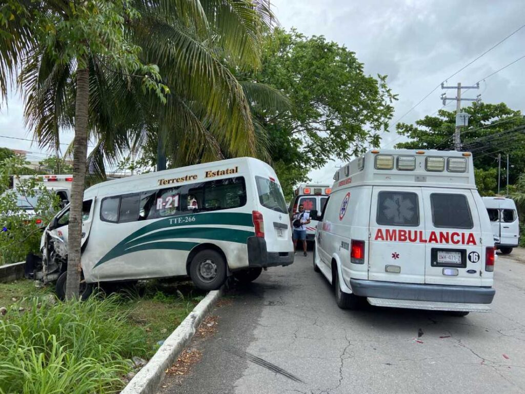 Seis personas heridas en un accidente en Cancún después de que una combi chocara contra una van estacionada en la Región 221