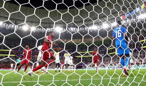 Senegal vence a Qatar 3-1 poniendo a los anfitriones al borde de la eliminación