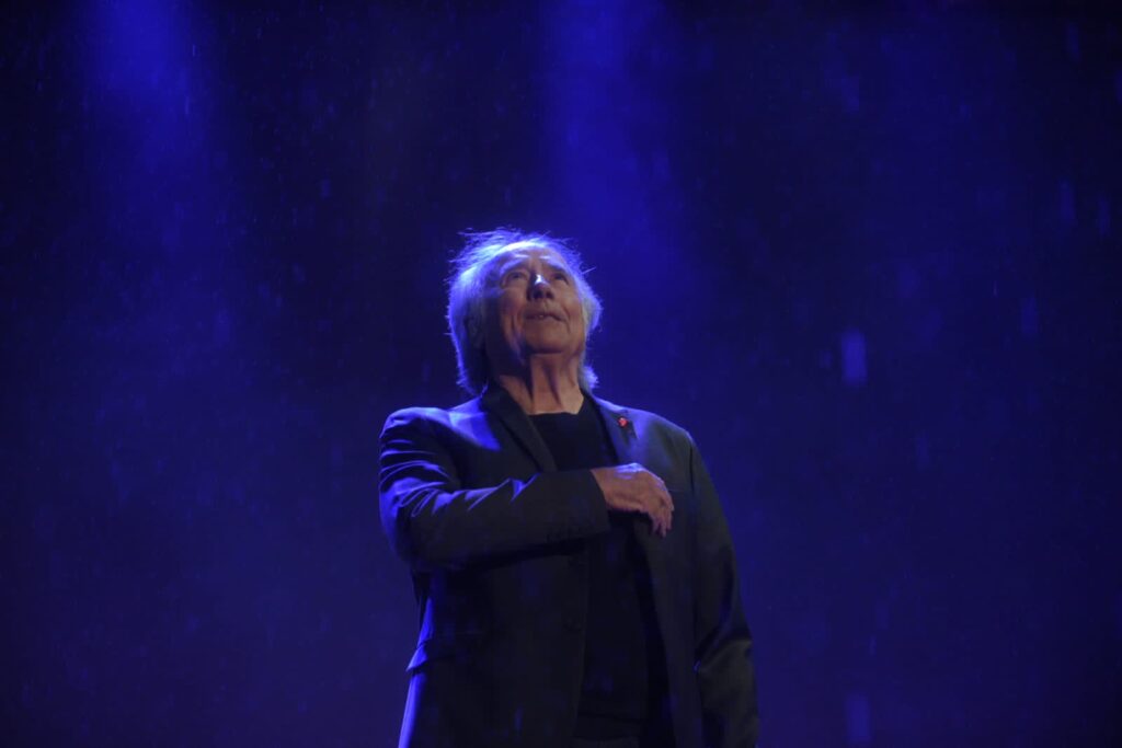 Serrat se despide de México con emotivo concierto en el Zócalo