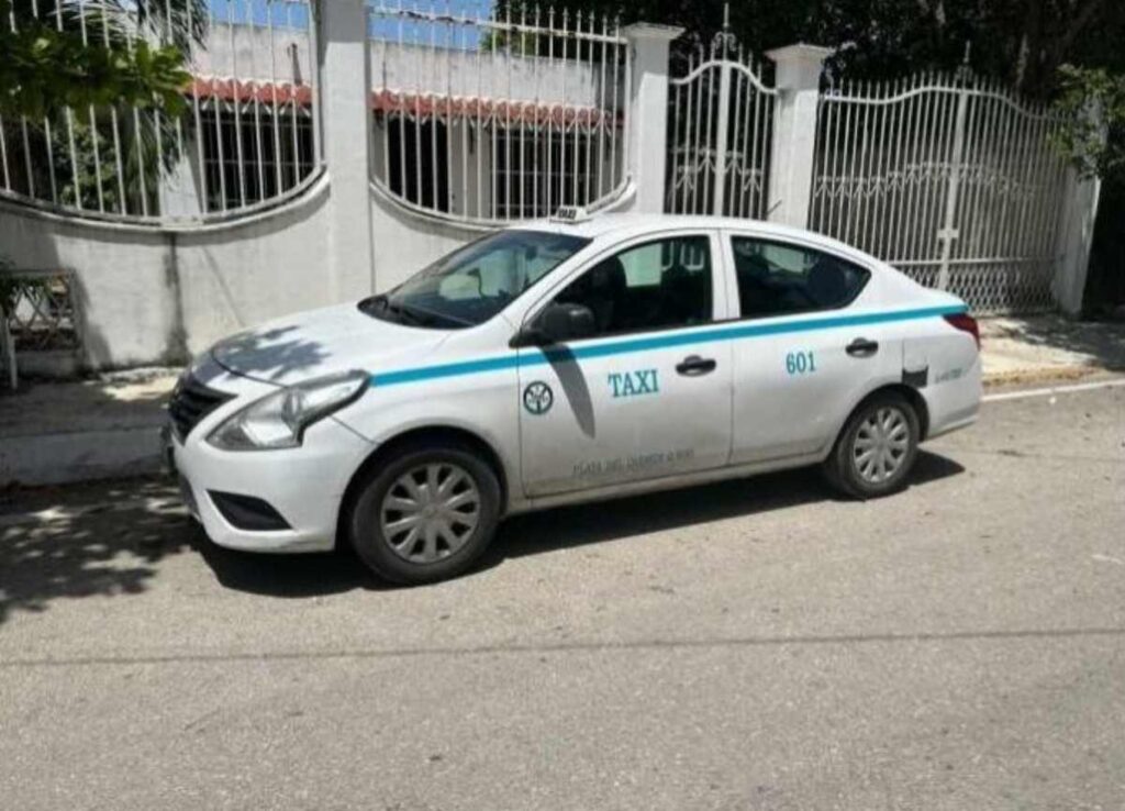 Taxi Víctima de Violento Robo Recuperado en Playa del Carmen
