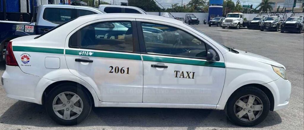 Taxista hiere con balines a 2 vehículos de Uber en Cancún, Zona Hotelera en el escenario del conflicto