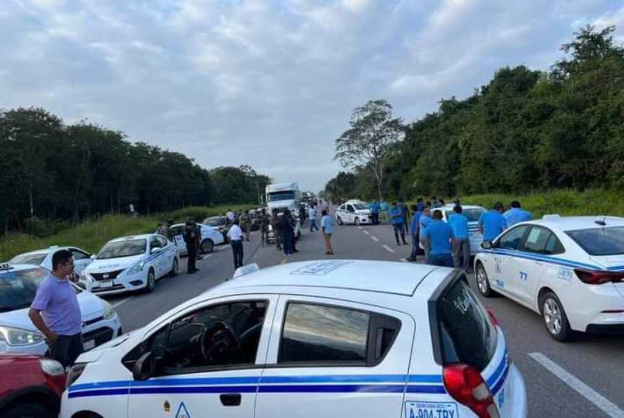 Taxistas de Bacalar se manifiestan contra Uber y la regulación de mototaxis