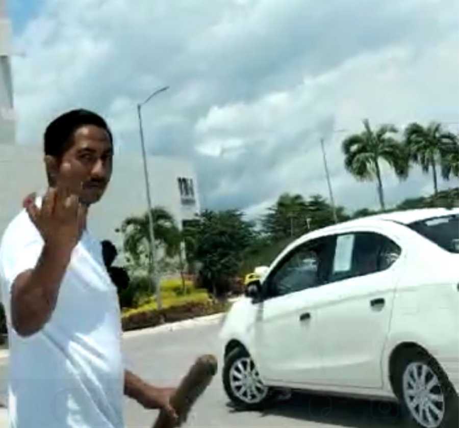 Taxistas en Cancún atacan violentamente a conductor de Uber y ponchan sus llantas