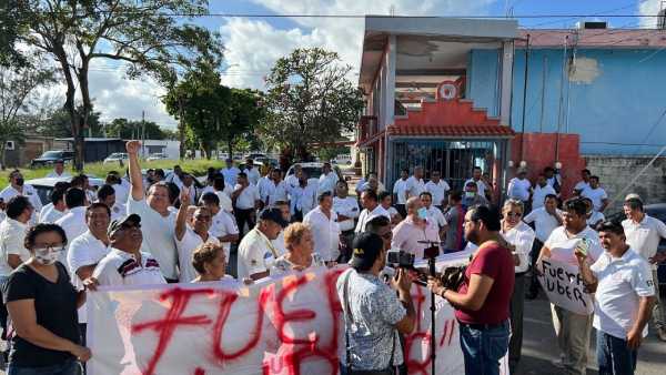 Taxistas en Chetumal protestan frente a los tribunales