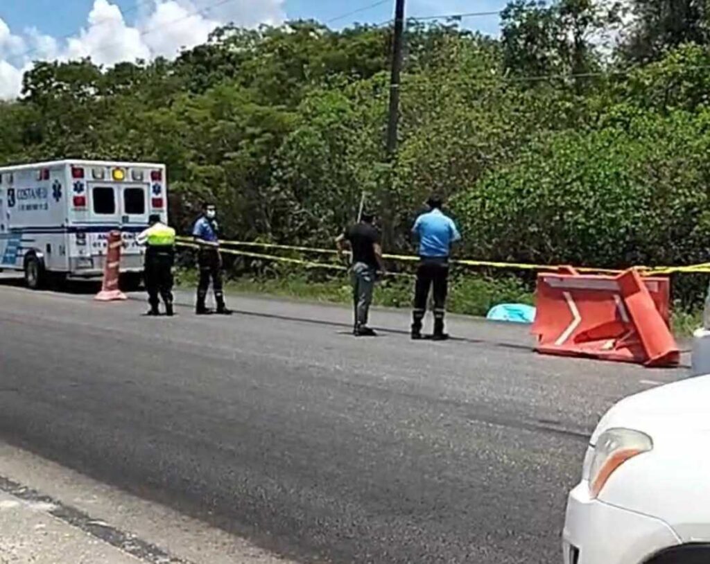 Trabajador atropellado mientras abanderaba obra en carretera federal 307