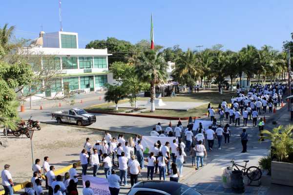 Trabajadores de distintos sindicatos marchan en Puerto Morelos para conmemorar el Dia Internacional del Trabajo 2