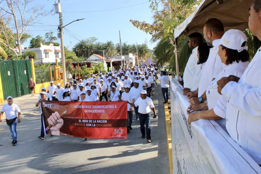 Trabajadores de distintos sindicatos marchan en Puerto Morelos para conmemorar el Día Internacional del Trabajo