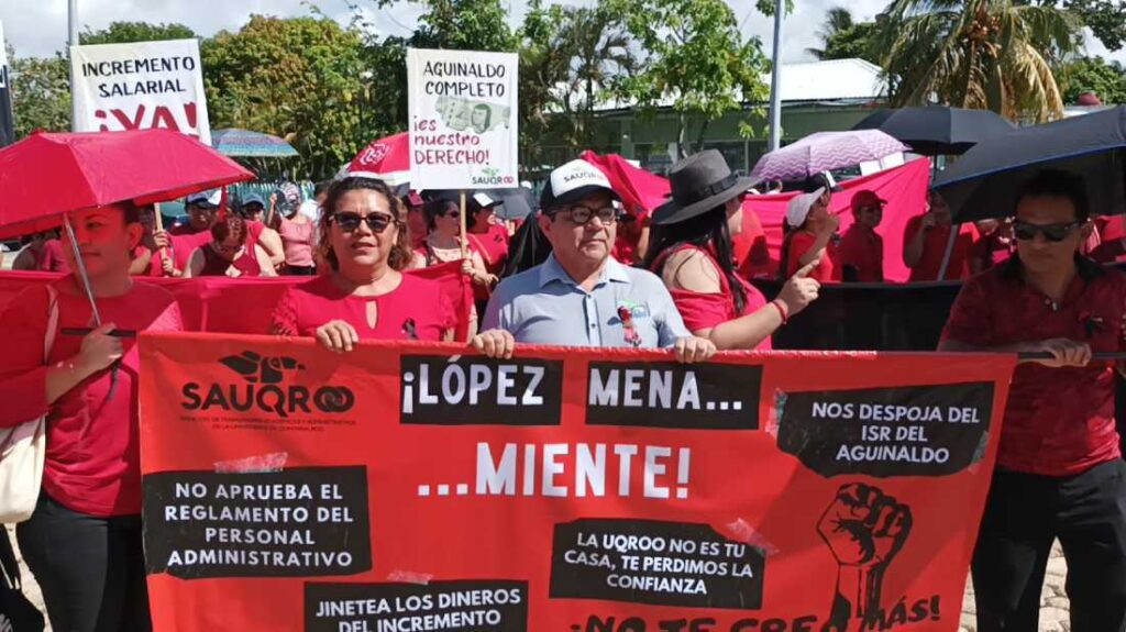 Trabajadores de la Uaqroo marchan en busca de mejoras salariales