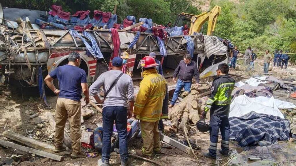 Tragedia en Magdalena Peñasco, Oaxaca: 29 personas pierden la vida tras desplome de un autobús