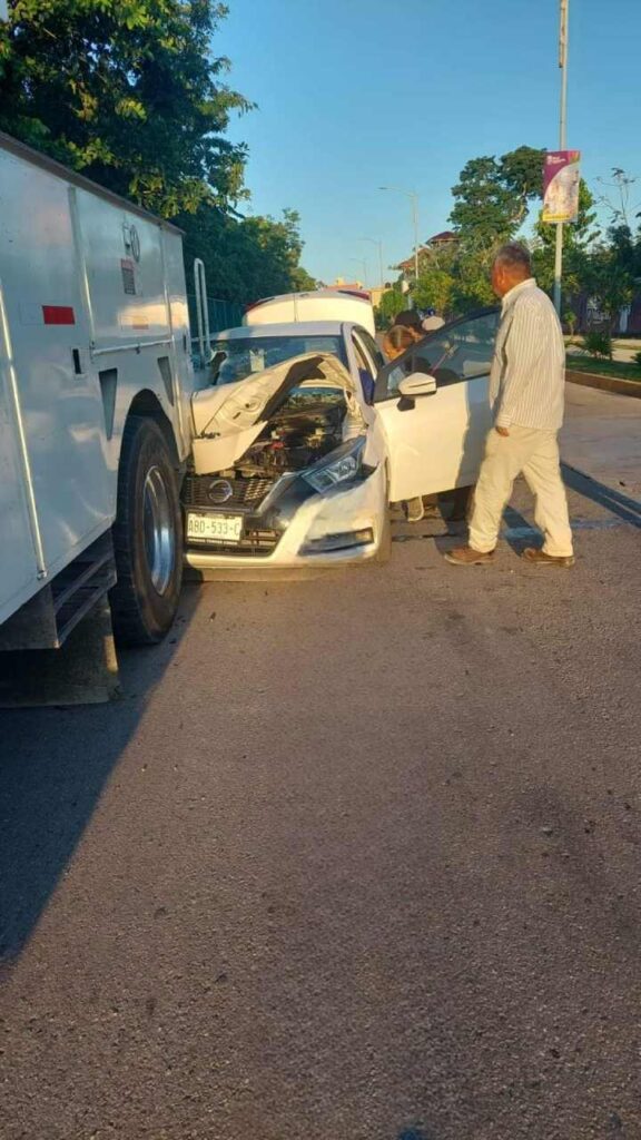 Tragico Incidente en Cancun Mujer Queda Atrapada en un Choque Entre Automovil y Autobus de Pasajeros 1