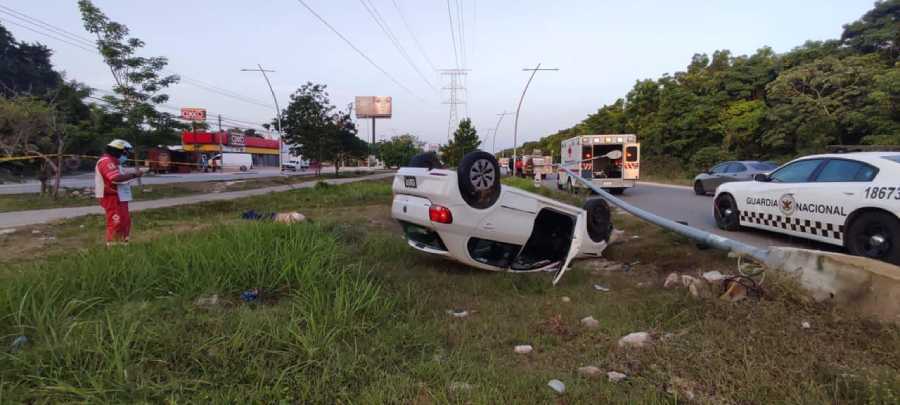 Tragico suceso en Cancun Fallece conductor tras impactante volcadura en la avenida Guayacan 1