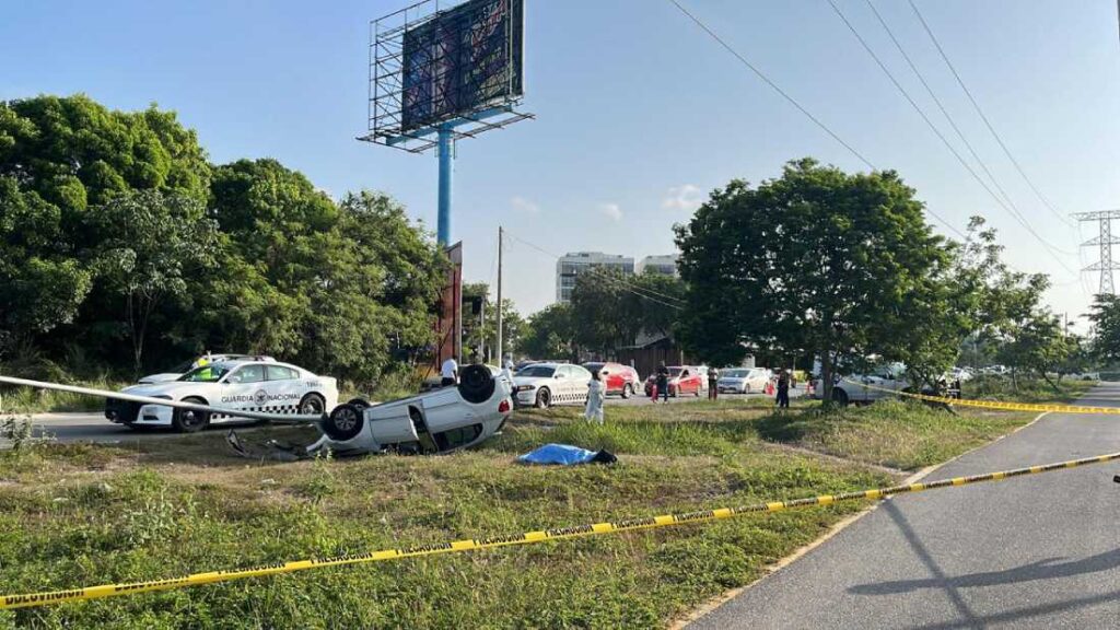Trágico suceso en Cancún: Fallece conductor tras impactante volcadura en la avenida Guayacán