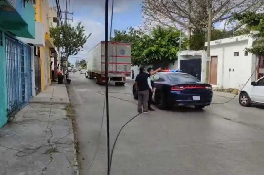 Tráiler provoca daños en cables de internet y electricidad en Gonzalo Guerrero, Playa del Carmen