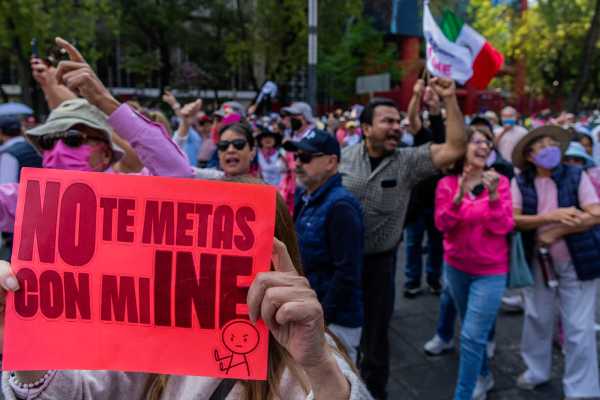 Transmisión en vivo de la protesta contra la reforma electoral de López Obrador | “No a la destrucción del INE”, dijo José Woldenberg