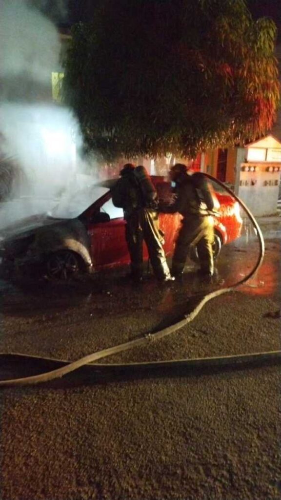 Un automovil se incendia en el barrio Tierra Maya de Cancun 1