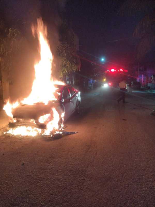 Un automóvil se incendia en el barrio Tierra Maya de Cancún