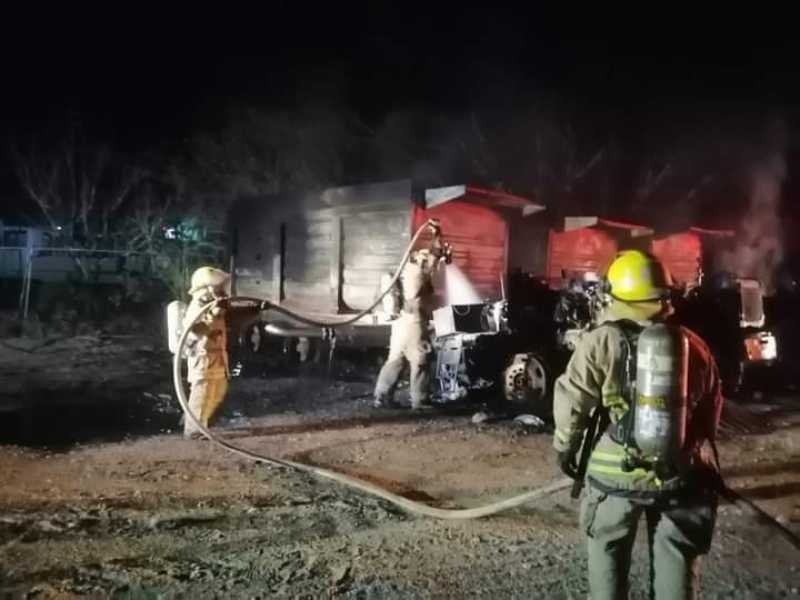 Un feroz incendio consume tres camiones de volteo en Chetumal