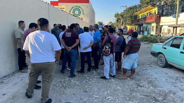 Vecinos de Santa Cecilia en Cancún Exigen Pavimentación en Manifestación