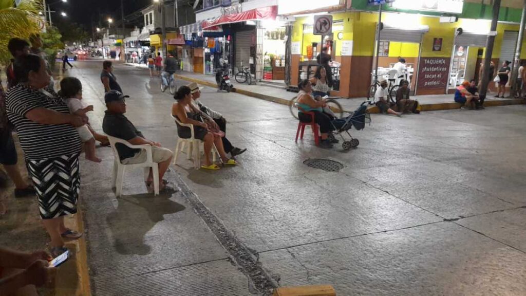 Vecinos de la Colonia Colosio toman medidas ante prolongado apagón en Playa del Carmen