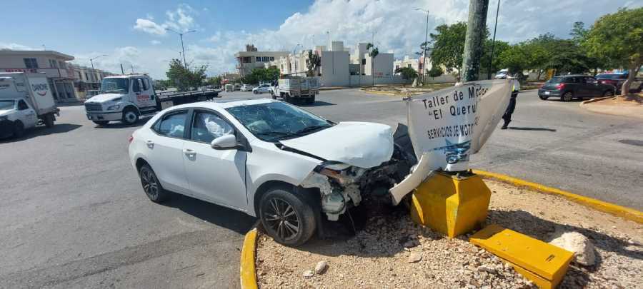 Vehículo Toyota colisiona con poste tras no respetar señal de alto en Villas del Sol