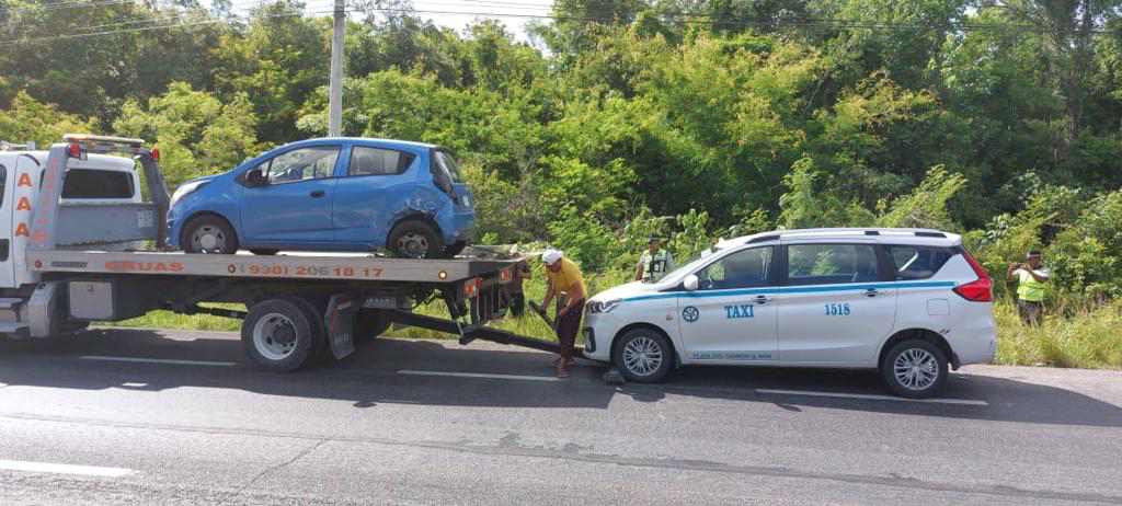 Vehículo queda atrapado entre la maleza tras colisión con taxi en la carretera Playa del Carmen-Tulum