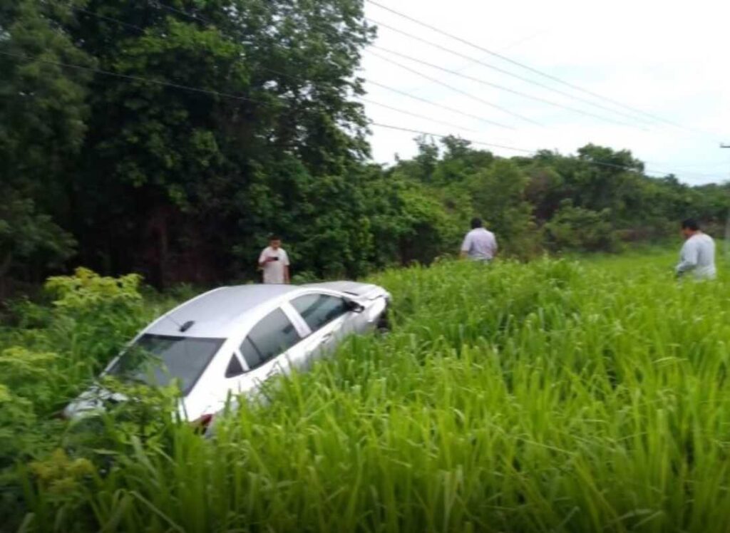 Vehículo se desvía y queda atrapado en la maleza tras conducir a alta velocidad en la carretera Chetumal-Bacalar