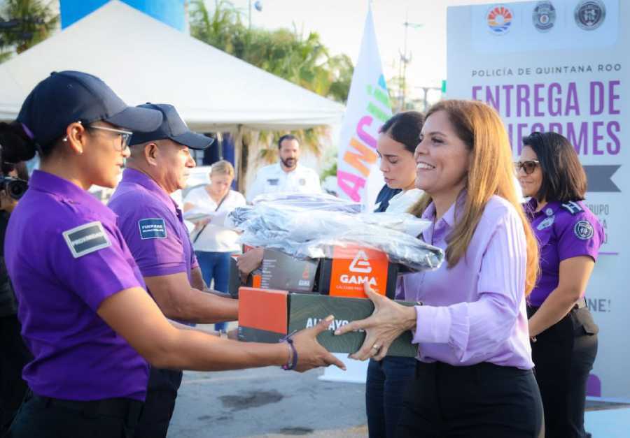 Veronica Lezama refuerza su compromiso en la erradicacion de la violencia al entregar uniformes al GEAVIG en Cancun 2