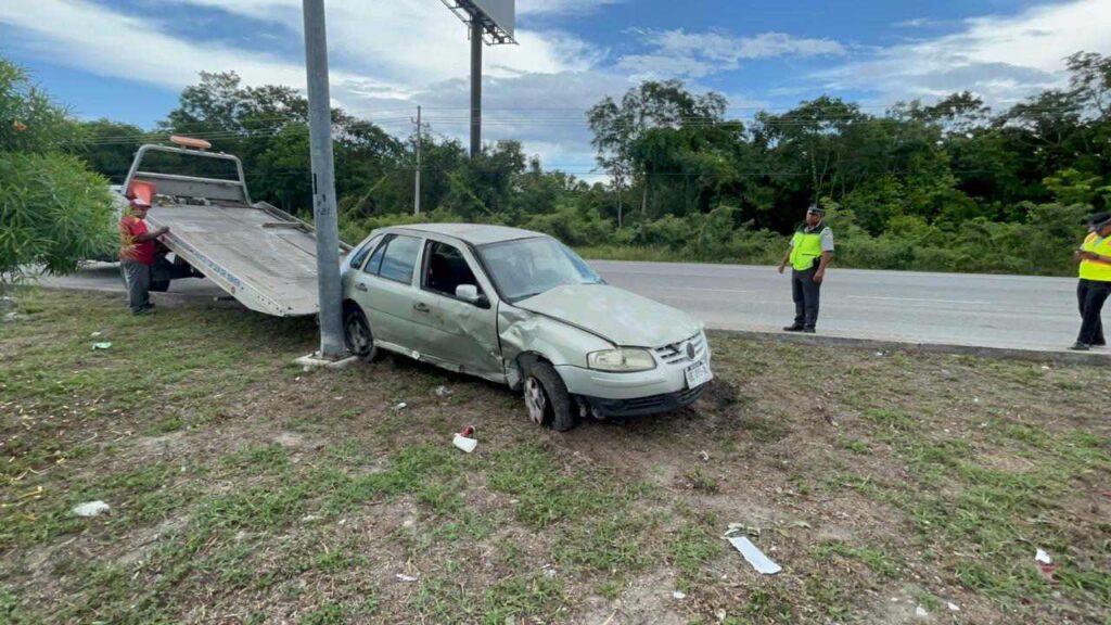 Violento accidente en Playa del Carmen tras estallar un neumático; un herido grave