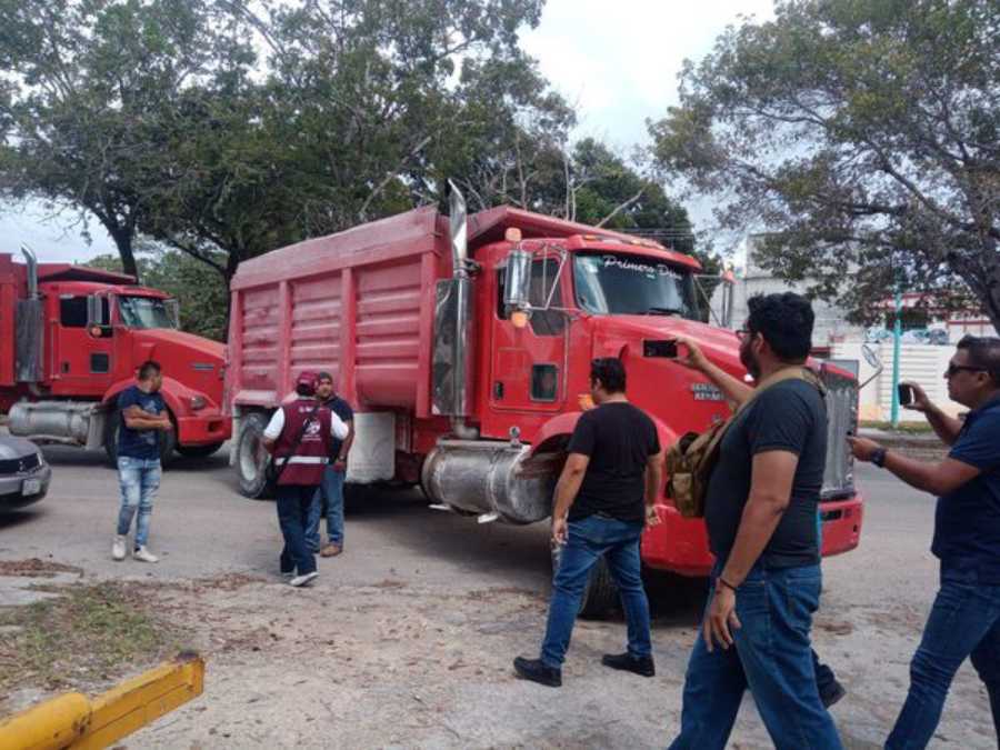 Volqueteros bloquean acceso a obras del Tren Maya en Chetumal por unidades "piratas"