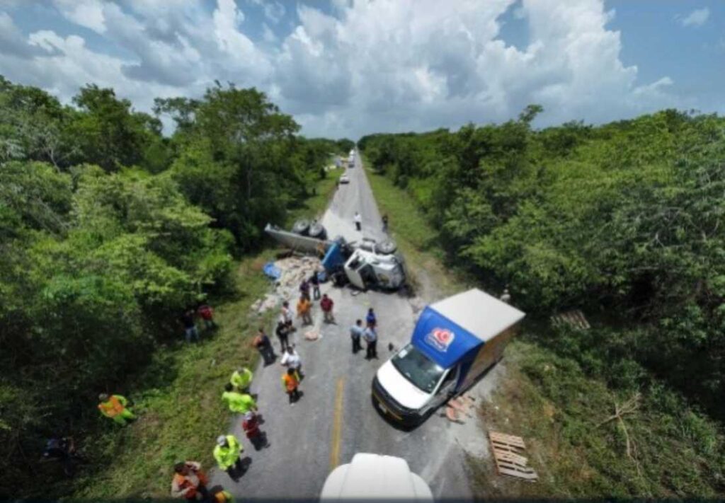 Vuelco de camión obliga al cierre de carretera hacia Mérida entre Leona Vicario y Valladolid Nuevo