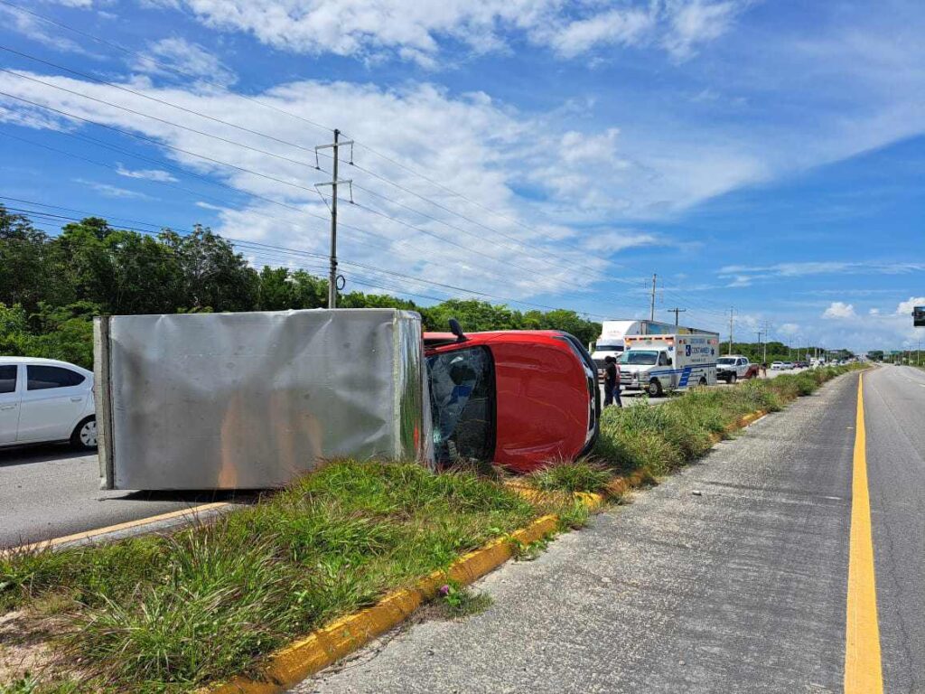 Vuelco de una camioneta en la Carretera Federal 307 tras reventar un neumático