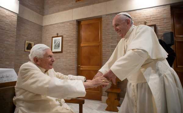 ¿Qué pasa si muere Benedicto XVI? El enigma creado por su partida